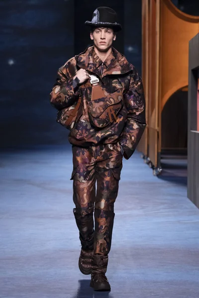 Look 10